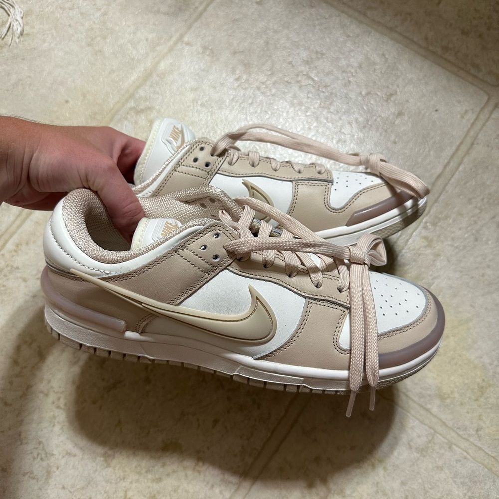 Nike dunk lows (size 8) !!